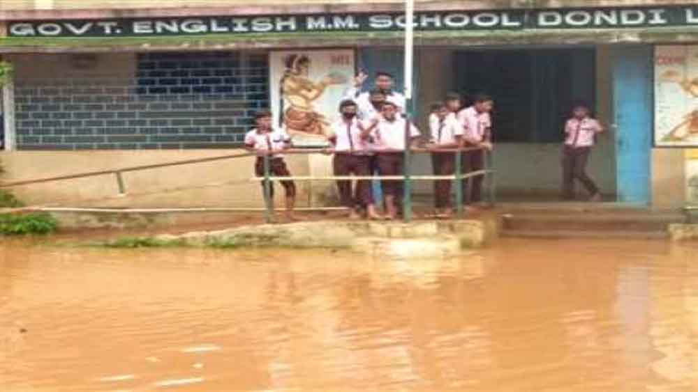 बस स्टैंड बने तालाब, छत्तीसगढ़-बालोद के स्कूलों में भरा पानी