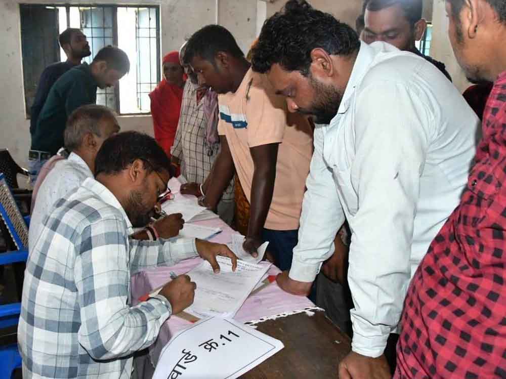 हितग्रहियों को किया राशन कार्ड वितरण, छत्तीसगढ़-बेमेतरा के नवागढ पहुंचे खाद्य मंत्री बघेल