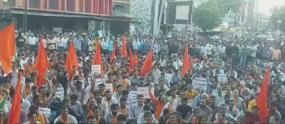 मंदिर के बाहर गाय की पूंछ मिलने पर कार्रवाई की मांग, राजस्थान-भीलवाड़ा में हिंदू संगठनों और गौ-भक्तों का हंगामा