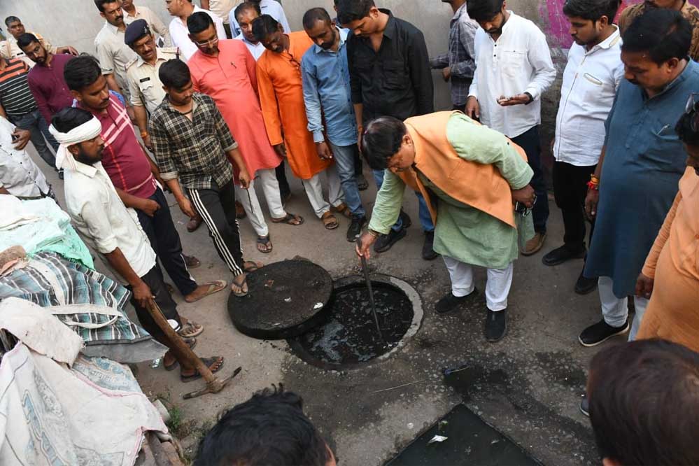 ऊर्जा मंत्री तोमर ने सीवर लाइन चौक मिलने पर जताई नाराजगी,  लोगों से किया आग्रह, कचरा निगम के वाहन में ही डालें