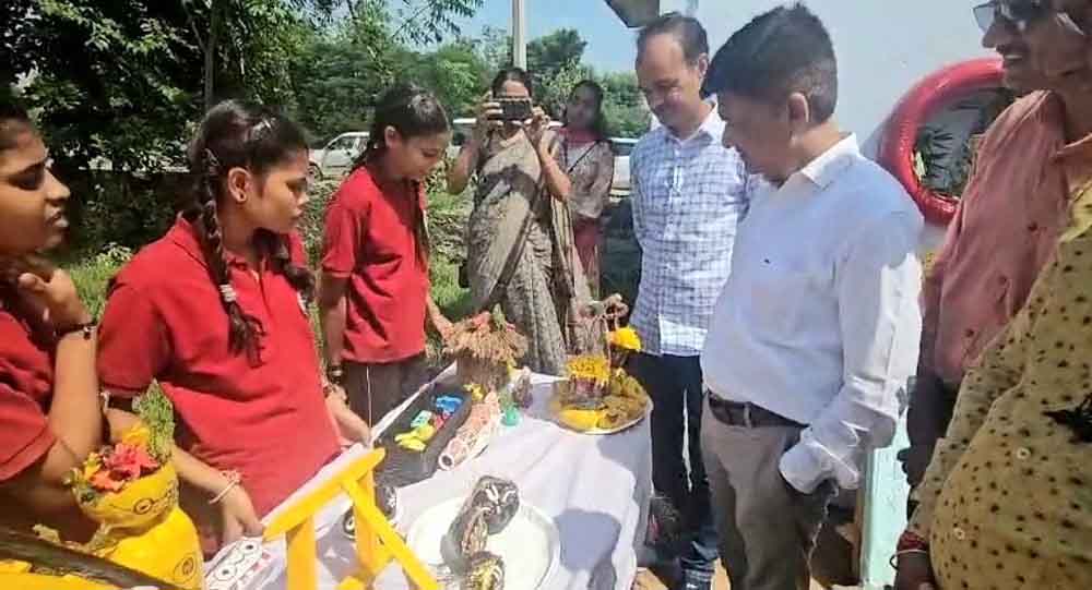 अतिरिक्त जिला कलेक्टर ने विद्यार्थियों से किया संवाद, राजस्थान-केकड़ी में कबाड़ से बनाये आकर्षक मॉडल