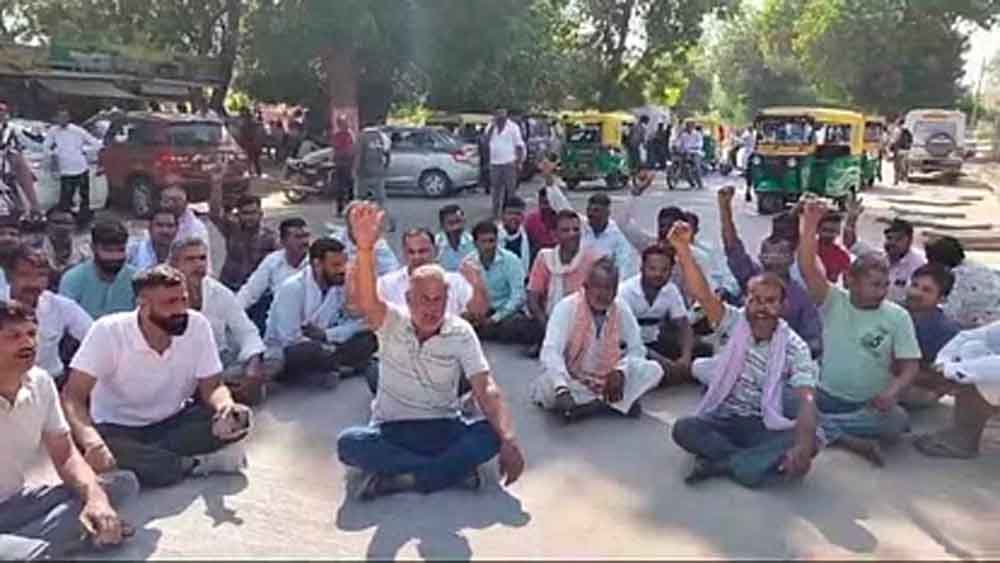 गिरफ्तारी का परिजनों ने दिया धरना, राजस्थान-बीकानेर में जमीन विवाद में युवक की हत्या