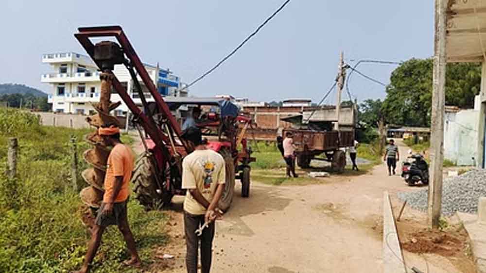 नगर पंचायत में लगे हैं बांस के खम्भे, छत्तीसगढ़-बलरामपुर में लग रहे बिजली के पोल