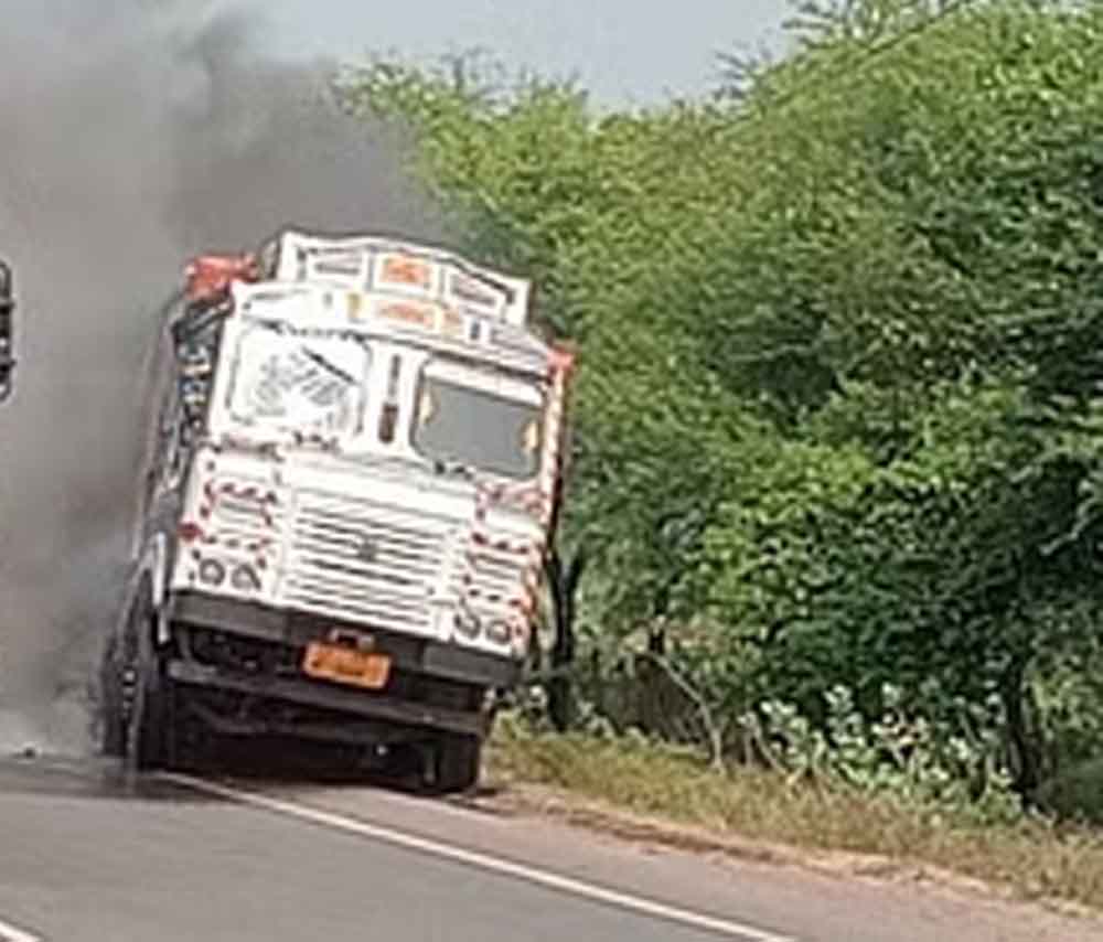 एक घंटे तक लगा जाम, छत्तीसगढ़-बेमेतरा में नेशनल हाईवे पर ट्रक में अचानक लगी आग