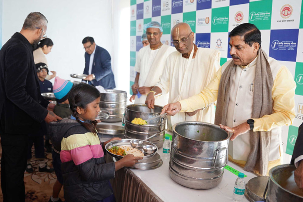 मुख्यमंत्री ने एक करोड़ से अधिक मध्यान्ह भोजन प्रदाय के अवसर पर भोजन वितरण वाहन को झंडी दिखाकर किया रवाना