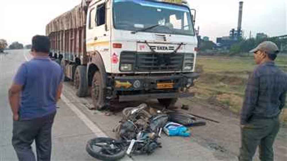 उपचार के दौरान महिला ने तोड़ा दम, छत्तीसगढ़-रायगढ़ में ट्रक की टक्कर से बाइक सवार ग्रामीण की मौत