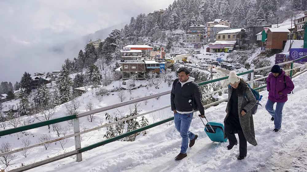 हिमाचल प्रदेश में बर्फबारी के चलते हिमाचल प्रदेश को जोड़ने वाले तीन नेशनल हाइवे बंद, चार लोगों की मौत