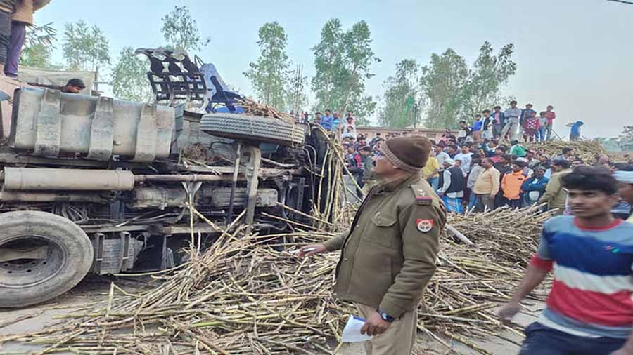 लखीमपुर खीरी में धौरहरा-सिसैया मार्ग पर सड़क किनारे खड़े बच्चों पर पलटा गन्ने से भरा ट्रक