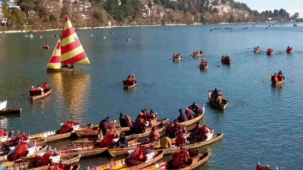 उत्‍तराखंड में मौसम ने एक बार फिर से करवट बदली, केदारघाटी के उच्च हिमालयी क्षेत्रों में पूरे दिन बादल छाए रहे, बिछी बर्फ की चादर