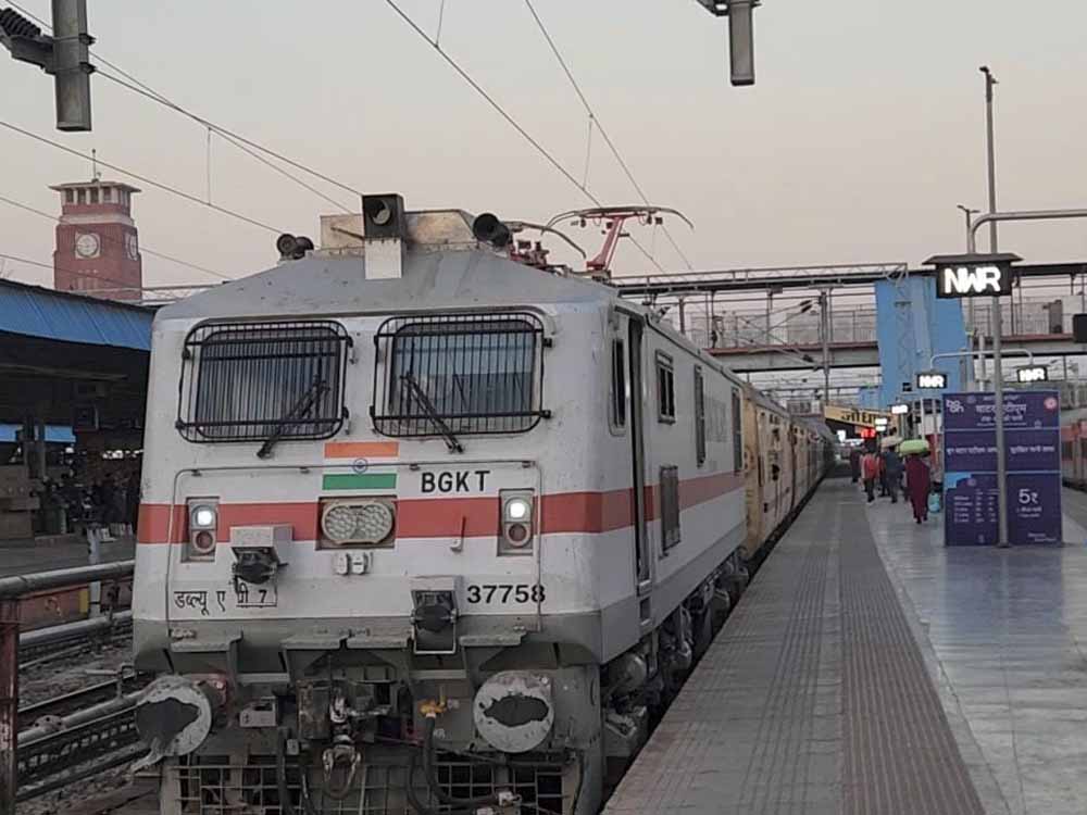 महाकुंभ जाने से पहले जान लें प्रयागराज से 300 KM पहले ही रोक दी जाएगी ये ट्रेन