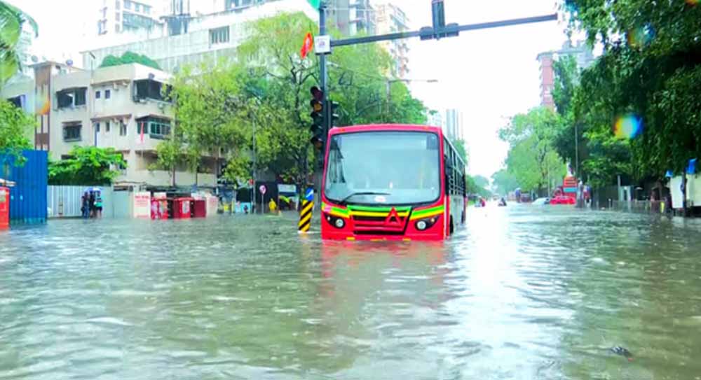 मुंबई और मराठवाड़ा में भारी बारिश, CM ने तुरंत राहत-बचाव की स्थिति का किया आकलन