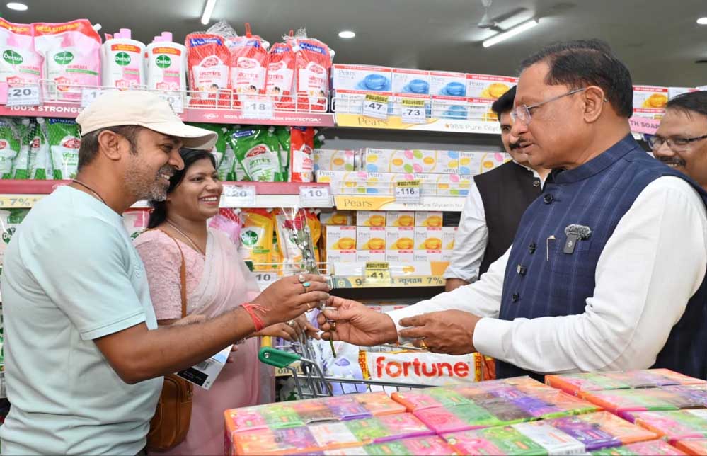 जीएसटी बचत उत्सव को लेकर जनभावनाओं से रूबरू होने के मार्ट पहुंचे मुख्यमंत्री