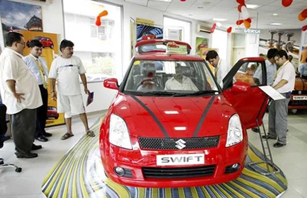 बाइक छोड़ अब कार पसंद! Maruti के धमाकेदार EMI ऑफर से बिकीं हजारों कारें