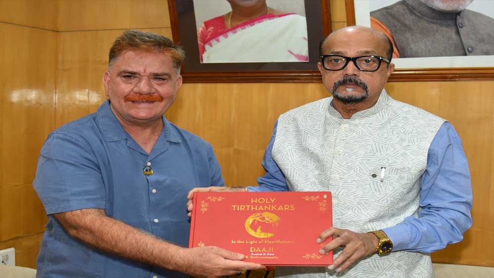 रायपुर : राज्यपाल डेका से हार्टफुलनेस संस्थान के डायरेक्टर चॉवला ने की सौजन्य भेंट