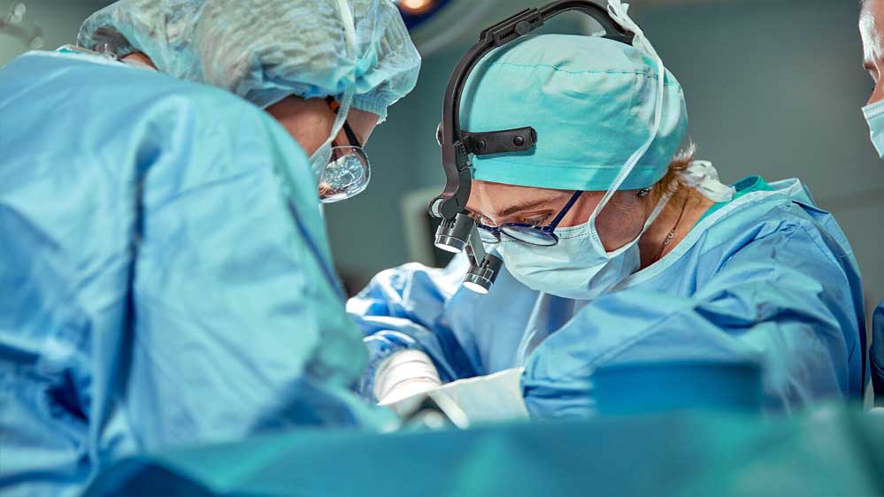 AIIMS भोपाल की क्रांतिकारी सर्जरी: पैर की हड्डी से जबड़ा तैयार, 13 दांत भी जोड़े गए