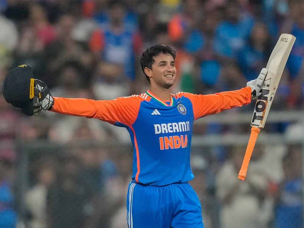 लक्ष्य का पीछा करते ही पहली गेंद पर छक्का, अभिषेक शर्मा ने तोड़ा रिकॉर्ड