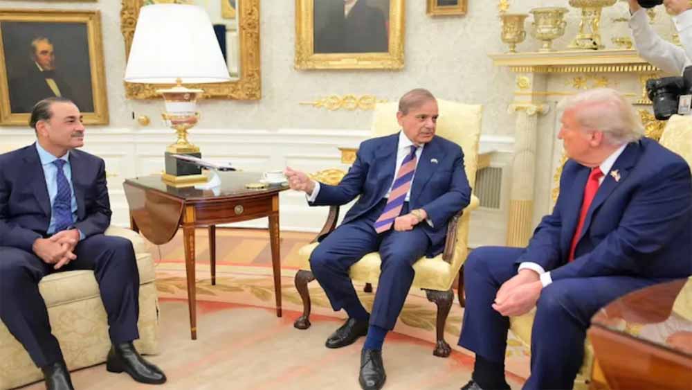 अमेरिका को खुश करने की कोशिश: शहबाज-मुनीर ट्रंप के सामने लेकर पहुंचे अनोखा तोहफा