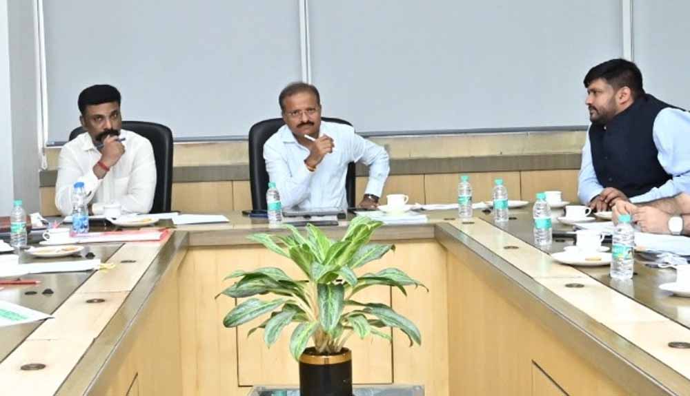 मुख्यमंत्री के प्रमुख सचिव ने नक्सल प्रभावित जिलों में विकास कार्यों की समीक्षा की