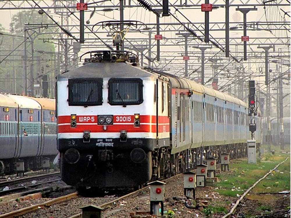 अब त्योहारों पर घर जाने की टेंशन खत्म, इंडियन रेलवे चलाएगा हजारों स्पेशल ट्रेनें