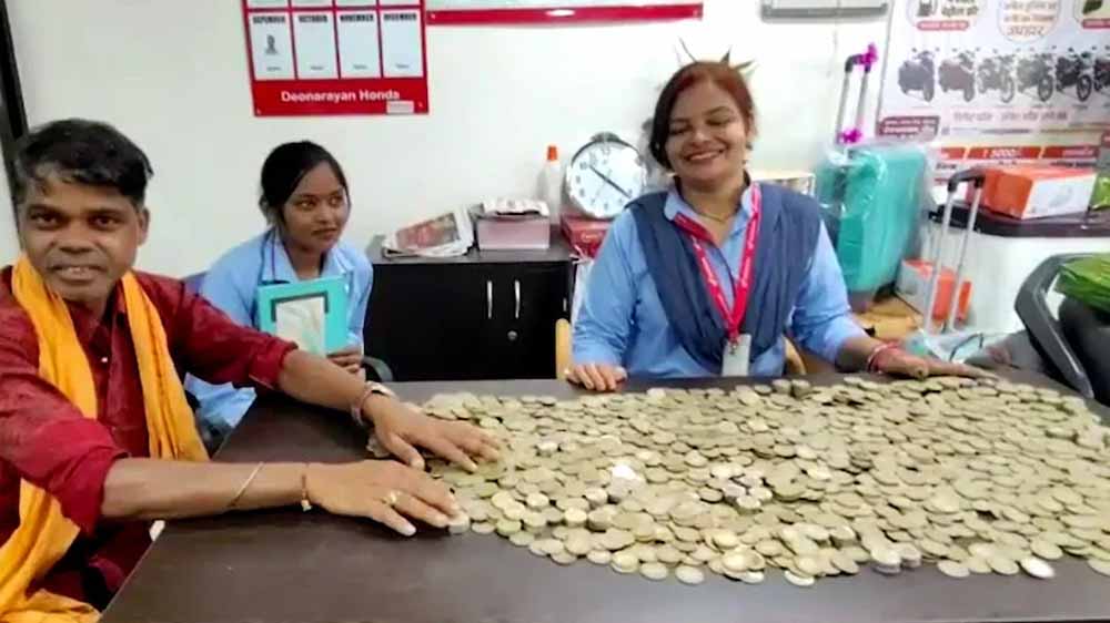 ₹40 हजार के सिक्के लेकर स्कूटी खरीदने आया किसान, कर्मचारियों ने गिनते-गिनते थक गए