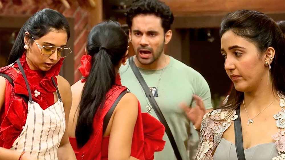 Bigg Boss 19 में तकरार: अभिषेक के अतीत पर चर्चा से भड़की अशनूर, तान्या को सुनाई खरी-खोटी