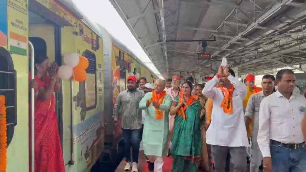 अयोध्या दर्शन के लिए निकली श्रद्धालुओं की ट्रेन, ‘श्री राम लला दर्शन योजना’ को मिली नई गति