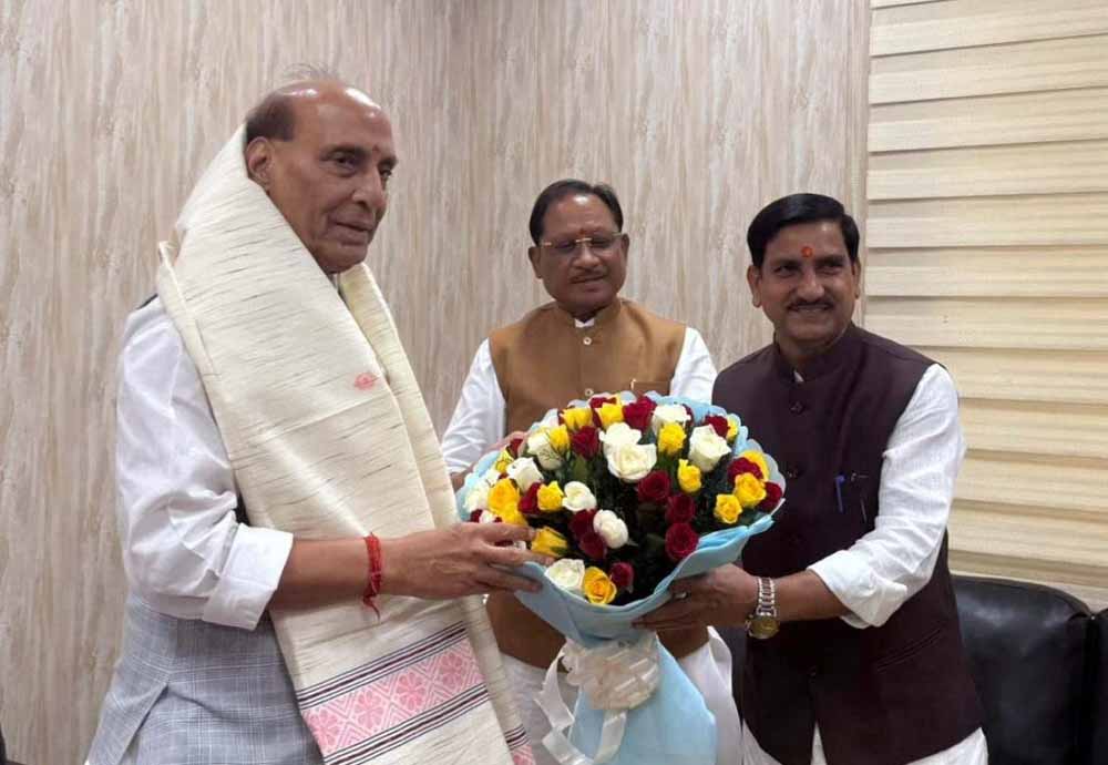 बिलासपुर एयरपोर्ट के विकास पर चर्चा, CM और केंद्रीय राज्य मंत्री ने रक्षा मंत्री से मुलाकात की