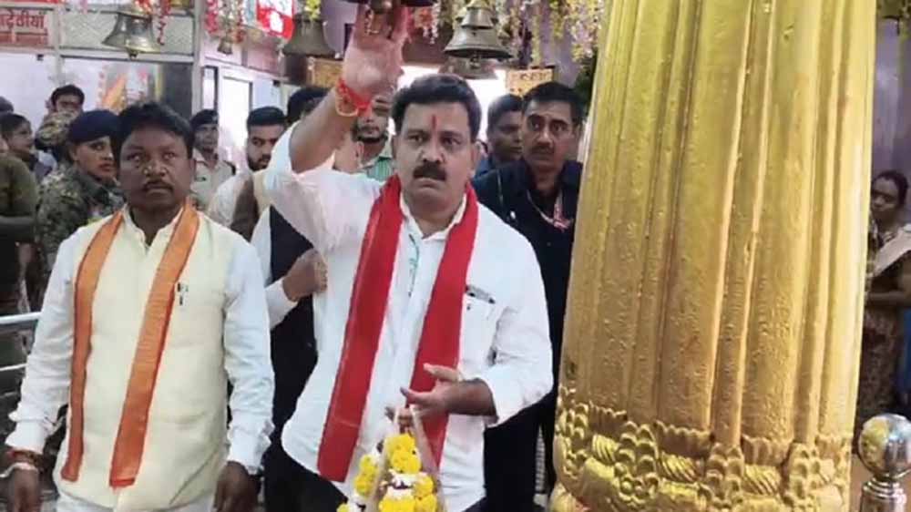 उपमुख्यमंत्री विजय शर्मा ने दंतेश्वरी मंदिर में पूजा-अर्चना कर प्रदेश की खुशहाली की कामना की