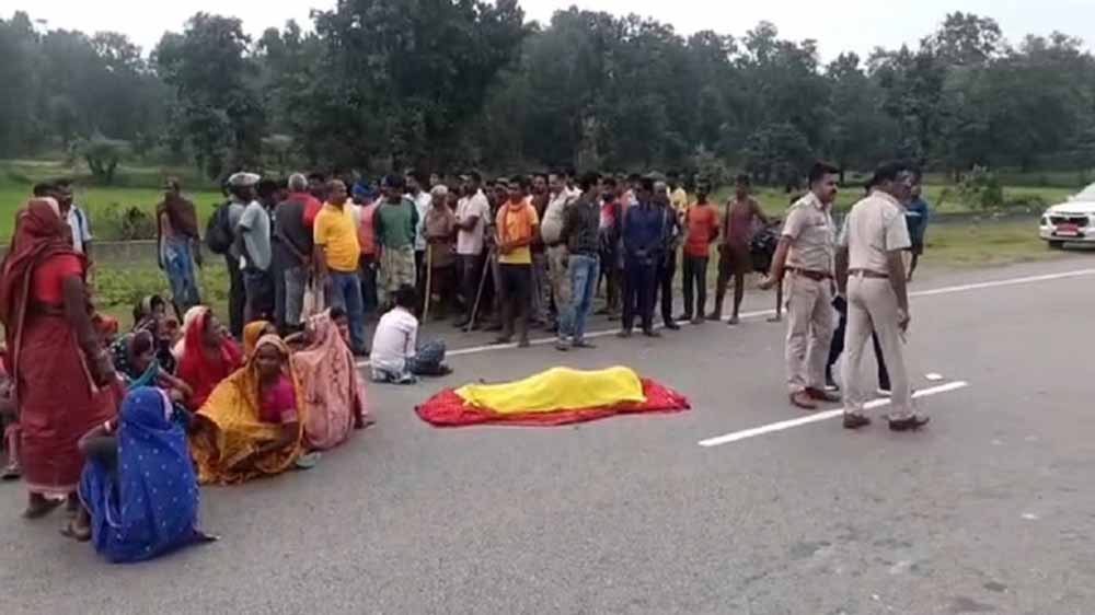 दुर्घटना में महिला की मौके पर मौत, आक्रोशित लोगों ने जताया विरोध