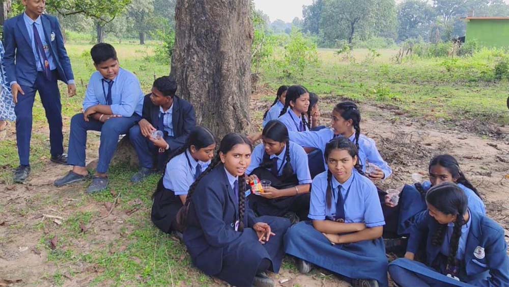 छात्रों का आरोप – शिक्षिका करती हैं प्रताड़ित, कहती हैं ‘मेरा कोई कुछ नहीं बिगाड़ सकता’, हटाने की मांग को लेकर धरना