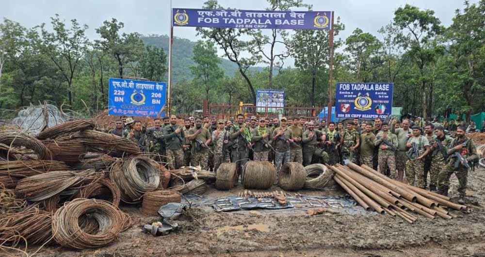 कर्रेगुट्टा पहाड़ी पर जवानों को मिला नक्सली हथियारों और प्रेशर IED का जखीरा