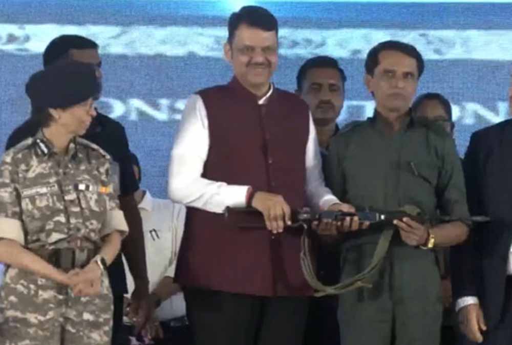 सीएम फडणवीस के समक्ष नक्सली कमांडर सोनू सहित 60 नक्सली हुए आत्मसमर्पण