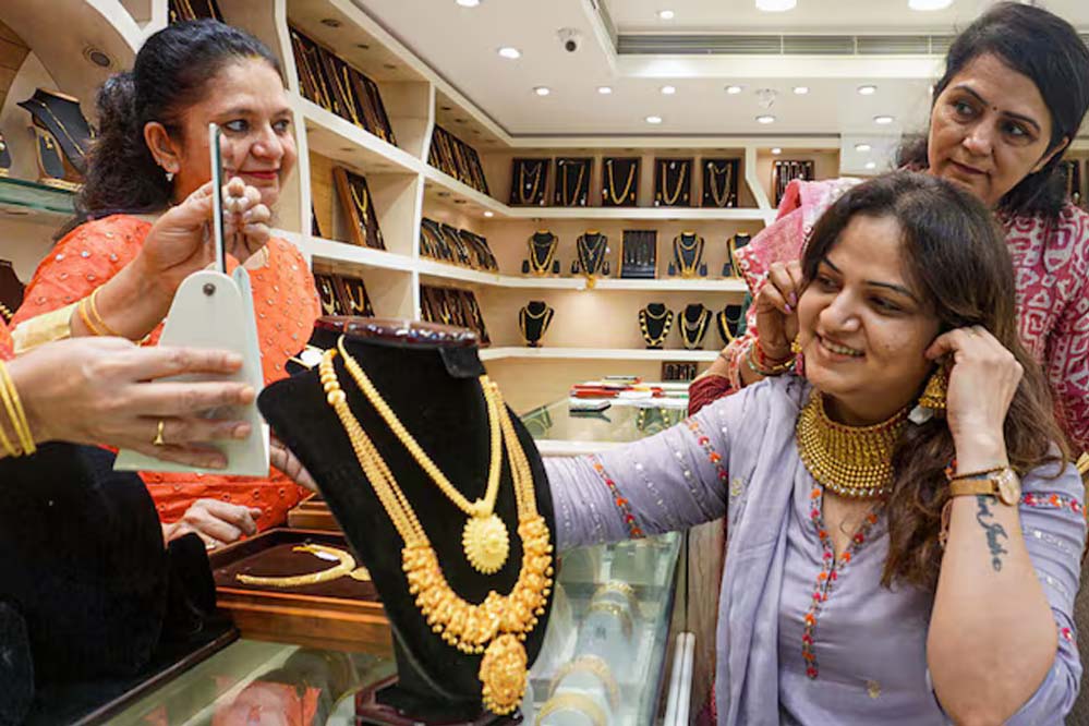 दिवाली से पहले सोना-चांदी के दामों में जोरदार कमी, निवेशकों के लिए बड़ा अलर्ट