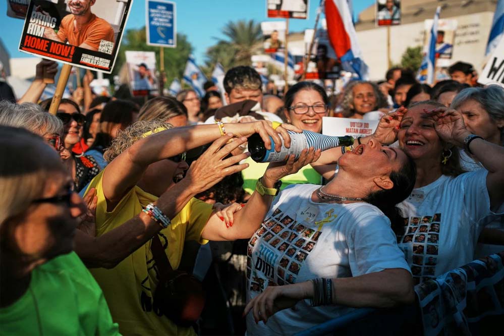 हमास के बंदूकधारियों ने छोड़े 7 बंधक, इजरायल में खुशी की लहर; शांति की उम्मीद या फिर से तनाव?