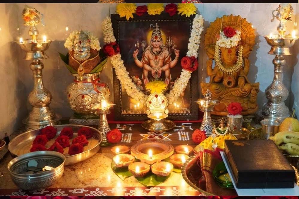 दीपावली पर लक्ष्मी पूजन का श्रेष्ठ मुहूर्त क्या है? जानें तिथि, समय और धार्मिक महत्व