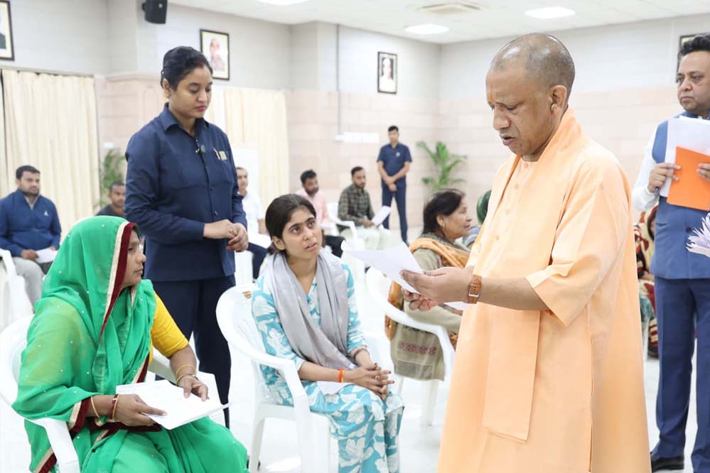 बुलंदशहर से आये सीआरपीएफ जवान ने बताई पीड़ा, सीएम योगी ने समाधान का दिया निर्देश