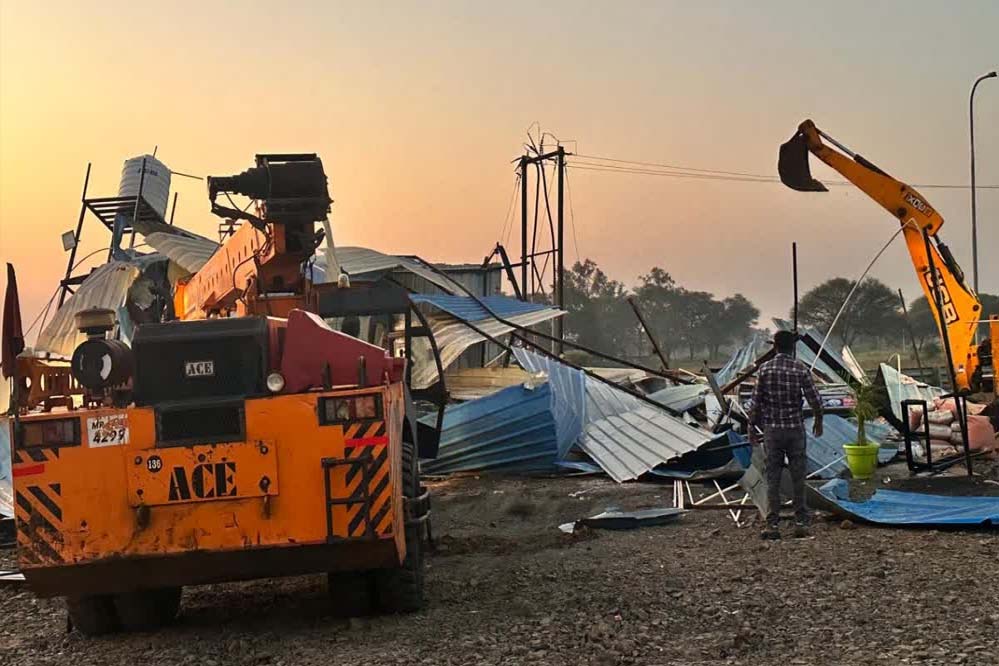 RATLAM BULLDOZER ACTION: अतिक्रमण पर प्रशासन सख्त, पहली कार्रवाई पर शुरू हुआ विवाद