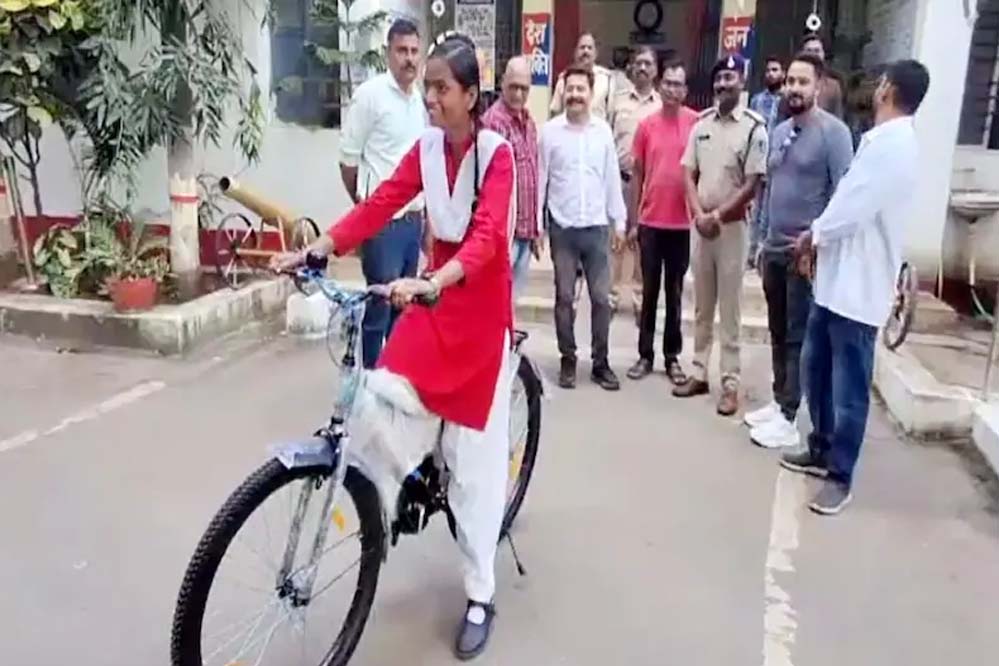 टीआई की दरियादिली: शिकायत लेकर आई छात्रा को मिला सहारा, टूटी साइकिल के बदले मिली नई उम्मीद