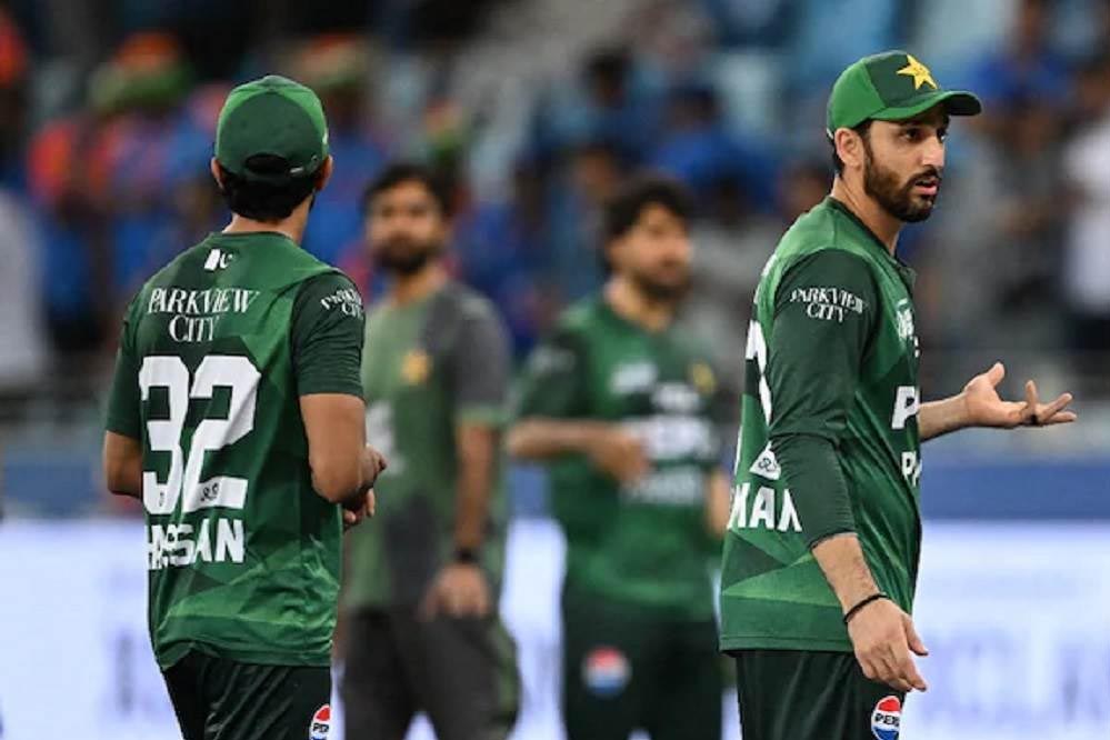 पाकिस्तान ड्रेसिंग रूम में तूफान! कप्तान बदलने की चर्चाएं तेज, कौन होगा अगला लीडर?