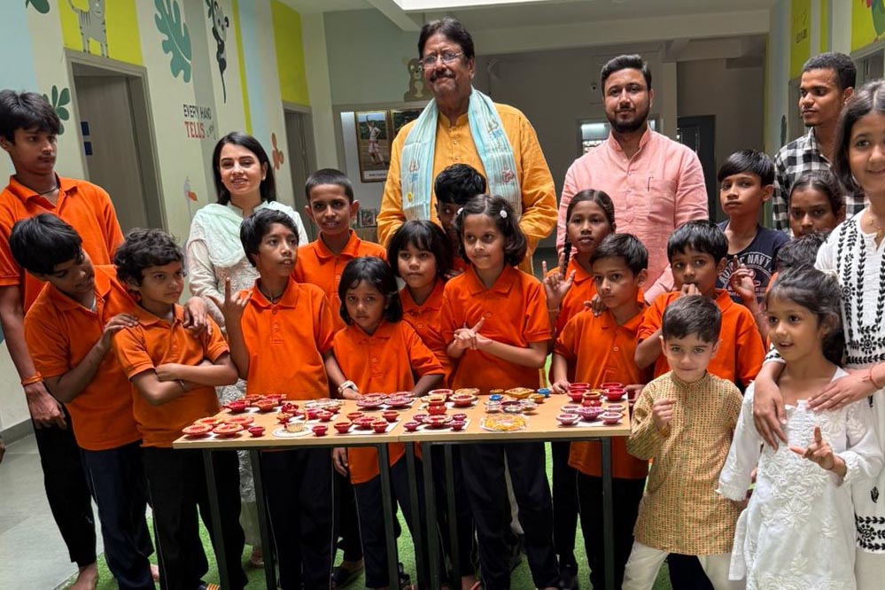 दिव्यांग बच्चों की मेहनत को मिला सहारा: अंजय शुक्ला ने कोपल वाणी से खरीदे 15,000 रुपये के दीपक, बढ़ाया उनका हौसला