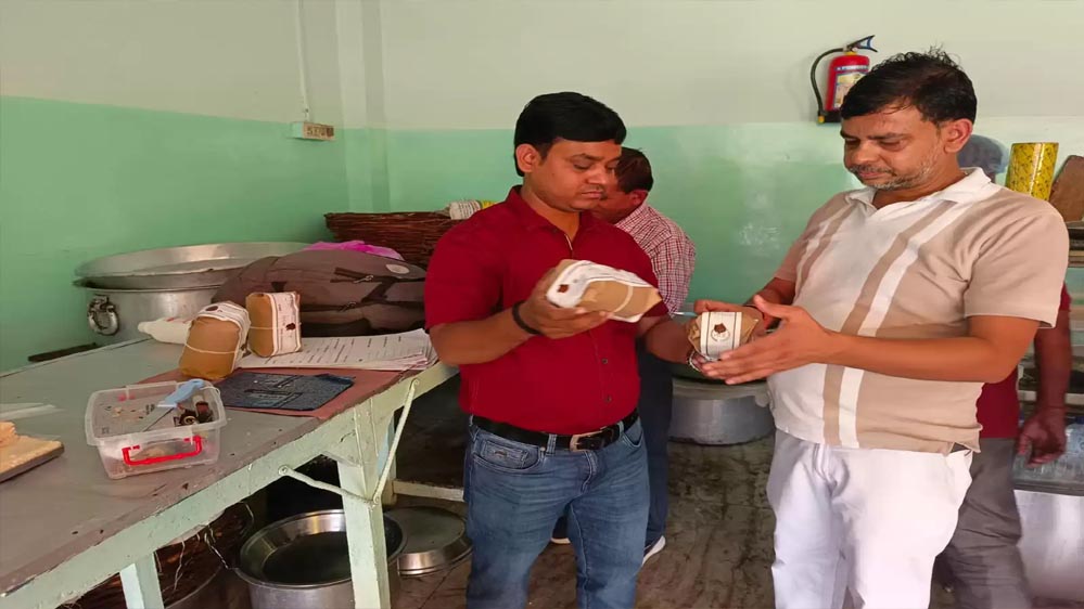 दिवाली पर मिठाइयों में ज़हर! गोरखपुर से दिल्ली तक छापेमारी, भारी मात्रा में नकली मावा और मिठाई जब्त