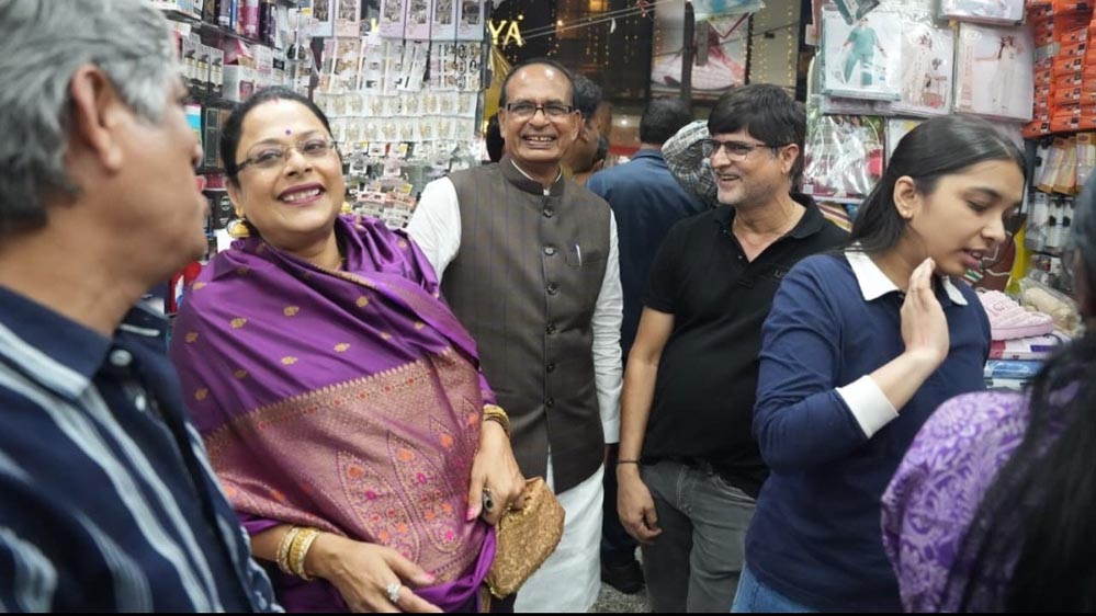 धनतेरस पर मामा ने लूटी महफिल! बोले – ‘चांदी महंगी है, छोटा सिक्का ले लेते हैं’