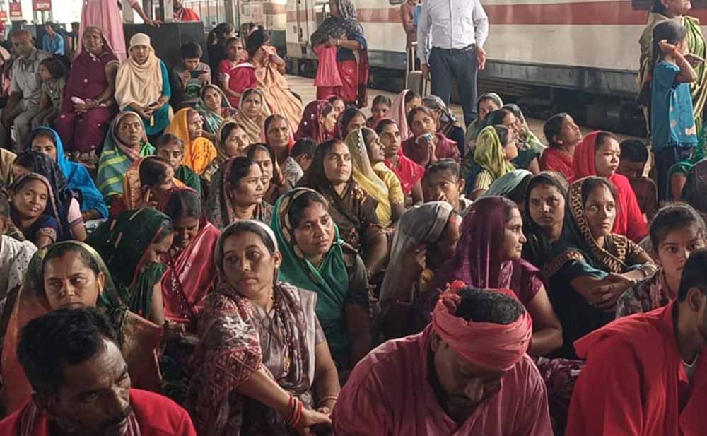 रायपुर में कुलियों का प्रदर्शन जारी, क्रांति सेना और जोहार पार्टी ने किया समर्थन