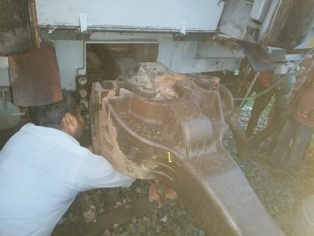 मुंबई-हावड़ा रेल मार्ग पर संकट: सुपरफास्ट ट्रेन की कपलिंग टूटने से घंटों बाधित रहा यातायात