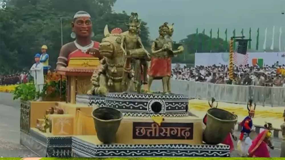 विकास और संस्कृति का संगम: गुजरात में बस्तर की झांकी ने जीता सबका दिल