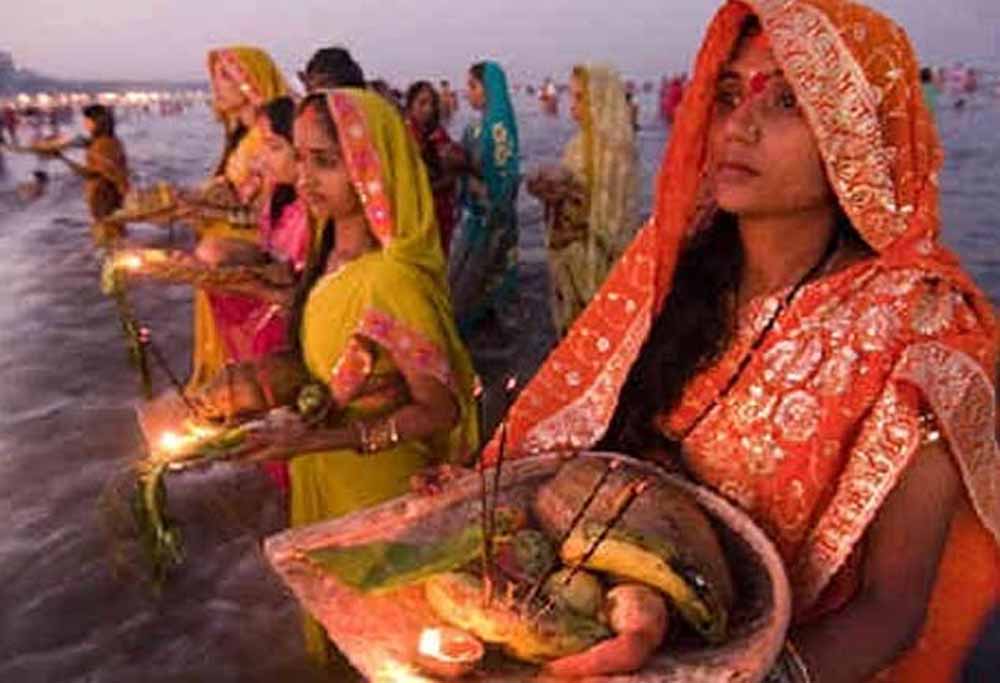 डूबते सूरज को अर्घ्य अर्पित करेंगी व्रती, भक्तिमय माहौल में छठ पूजा का तीसरा दिन