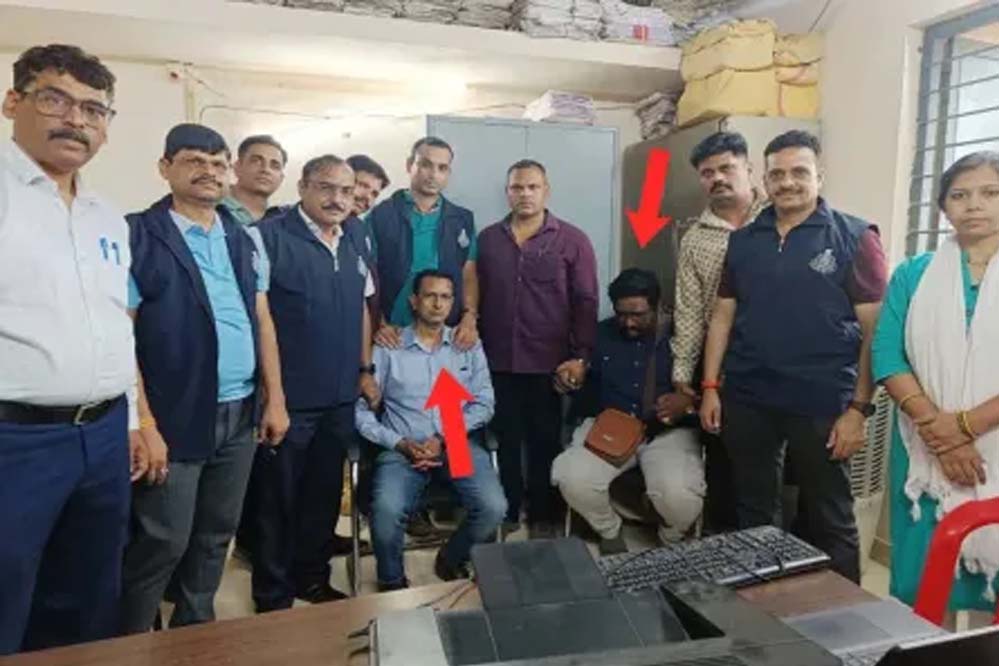 इंदौर में भ्रष्टाचार का खुलासा, सहायक राजस्व अधिकारी और बिल कलेक्टर रिश्वत लेते पकड़े गए