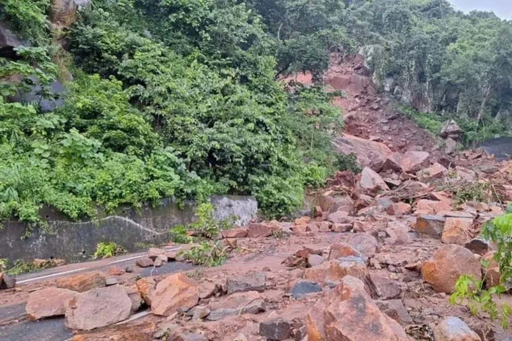 ओडिशा में मौसम की मार: भूस्खलन और बारिश से जनजीवन ठप, सड़क और रेल दोनों प्रभावित