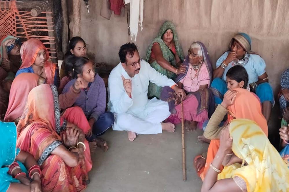 मंत्री शाह ने शोक संतप्त परिवारों से की मुलाकात, समर्थन और मदद का आश्वासन