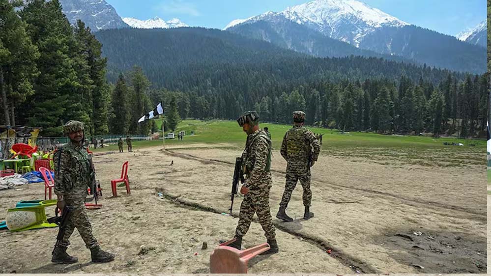 पुलिस की सूझबूझ से खुला राज़, मोबाइल चार्जर ने दिलाई पहलगाम हमले के सहयोगी तक पहुंच